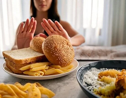 Teller mit Pommes, Weißbrot und Burgerbrötchen